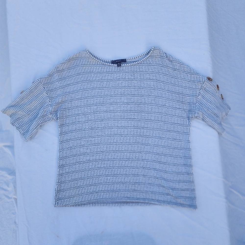 Super soft and comfortable side button short sleeve by gyft. Size medium
